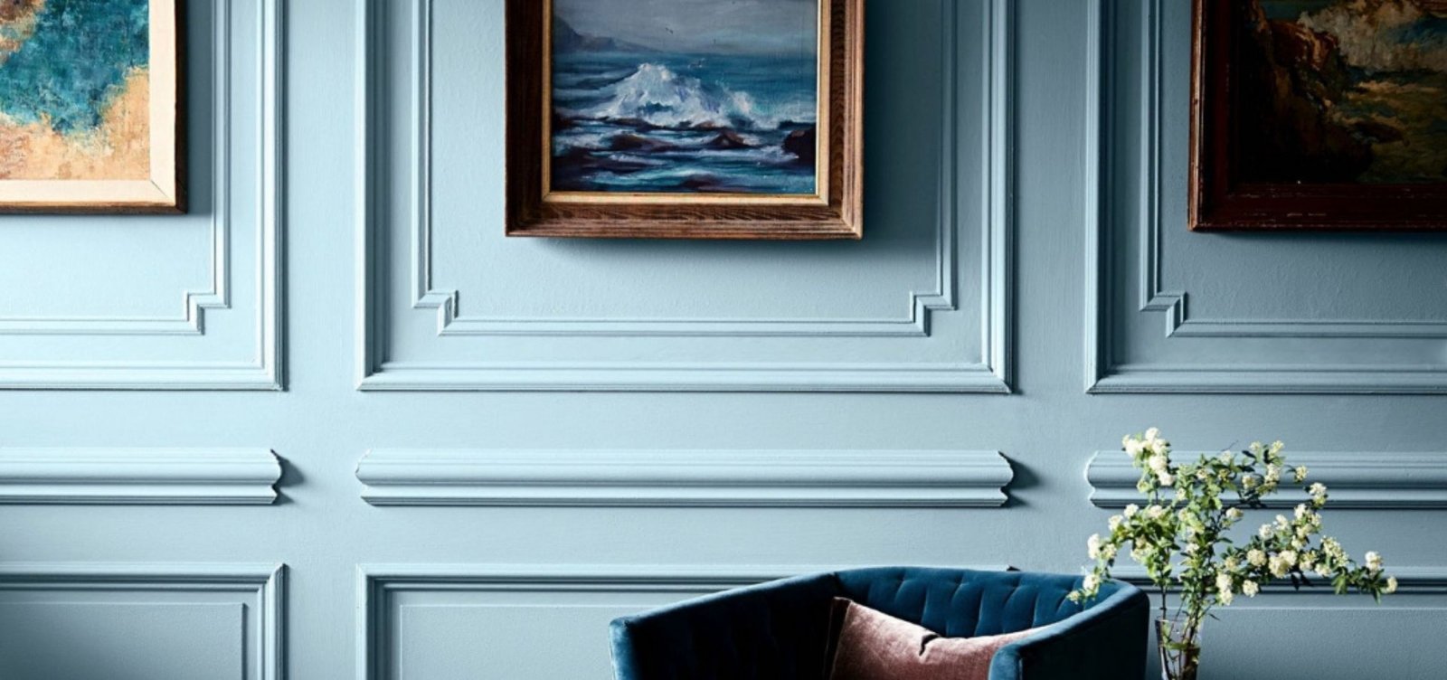 Blue WPC wall moulding creating a timeless and elegant atmosphere in a sophisticated interior setting.